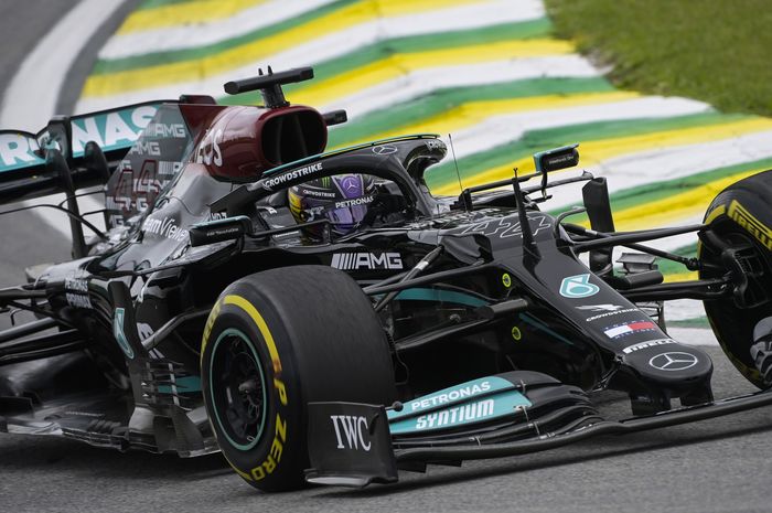 Lewis Hamilton sukses rebut pole position di sesi kualifikasi F1 Brasil 2021, tapi terancam penalti lagi jelang Sprint Qualifying.