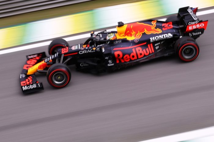 Gara-gara kepoin mobil Lewis Hamilton, Max Verstappen juga terancam kena penalti jelang Sprint Qualifying F1 Brasil 2021.