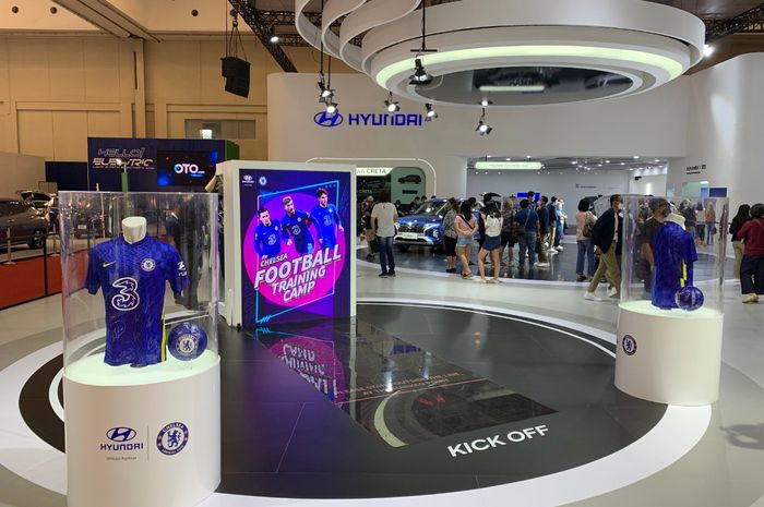 Pengalaman seru layaknya pemain bola profesional di Hyundai X Chelsea Game Zone.