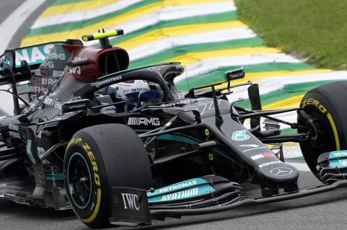 Valtteri Bottas berhasil merebut pole position di Sprint Qualifying F1 Brasil 2021, Lewis Hamilton  meroket dari posisi paling buncit.