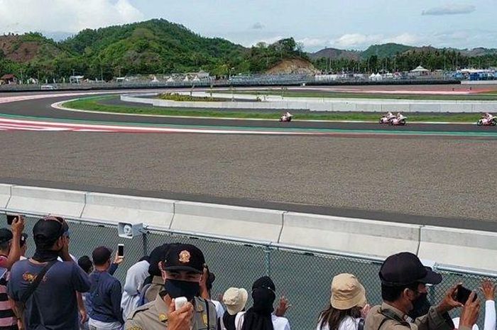 Momen saat warga menonton sesi latihan Asia Talent Cup 2021 di Sirkuit Mandalika sehari sebelumnya