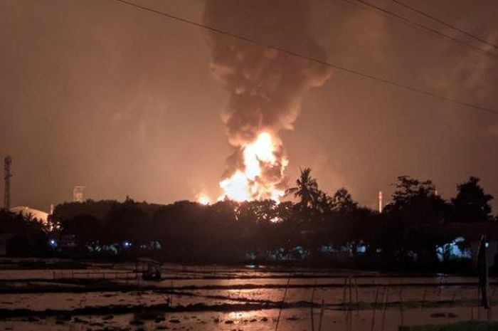 Suasana kebakaran Tangki kilang Pertamina RU IV Cilacap terbakar pada Sabtu (13/11/2021) malam sekira pukul 19.10 WIB.  