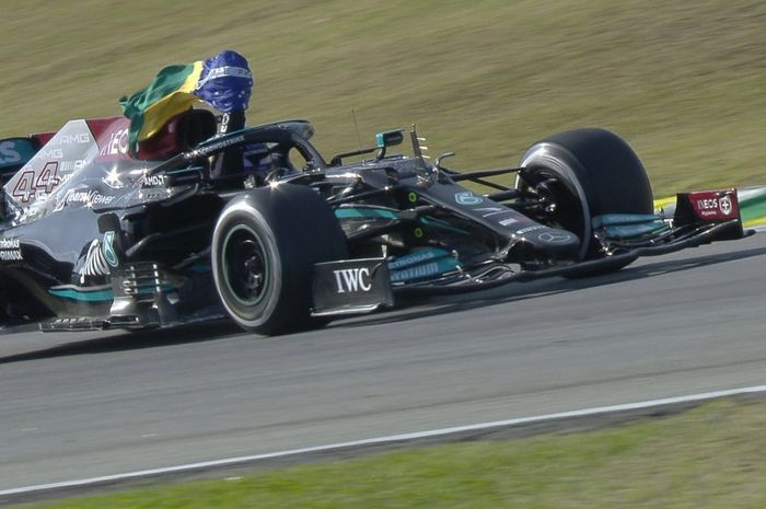 Lewis Hamilton berhasil merebut kemenangan di F1 Brasil 2021 setelah duel keras dengan Max Verstappen.