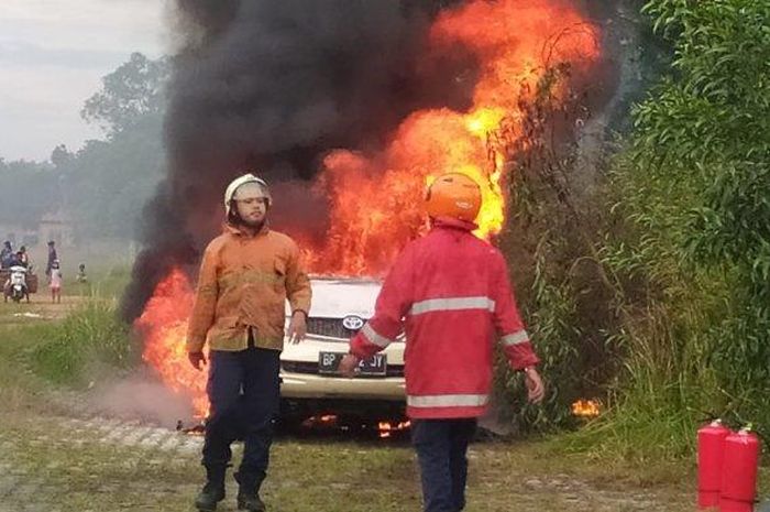 Toyota Kijang Innova terbakar saat berhenti dan ikut membakar pemiliknya yang tidur di kabin