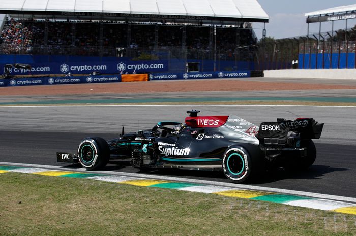 Lewis Hamilton start dari posisi 10 dan berakhir di podium tertinggi. Sebuah determinasi tinggi bagi pembalap dengan tujuh gelar juara dunia. 