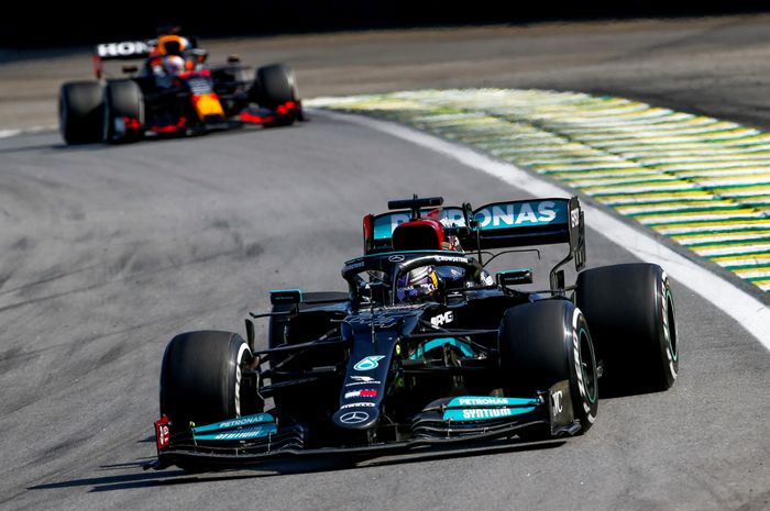 Lewis Hamilton sukses pangkas jarak dari Max Verstappen di klasemen sementara F1 setelah tampil gemilang di F1 Brasil 2021.
