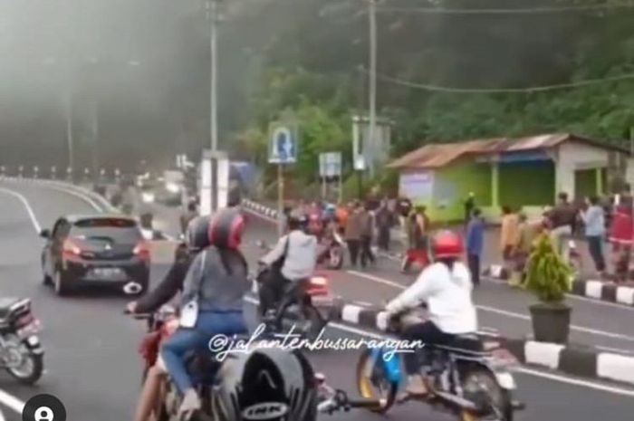 Video sejumlah warga di perbatasan Jawa Tengah ? Jawa Timur melakukan sweeping terhadap pengendara motor yang menggunakan knalpot brong viral di media sosial