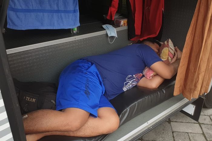 Ilustrasi Sopir bus yang bersitirahat di bagasi bus