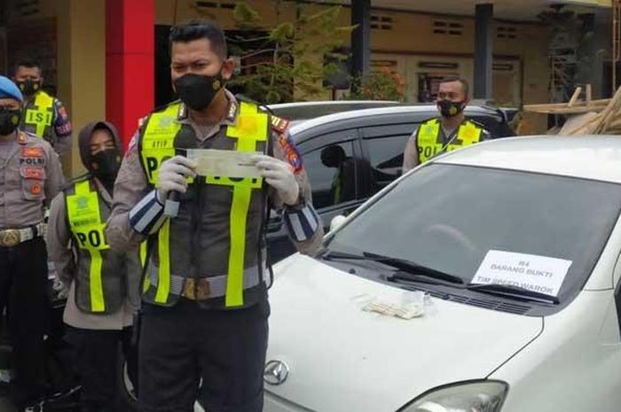 Tiga mobil kedapatan pakai STNK motor yang diketik ulang di Polres Ponorogo