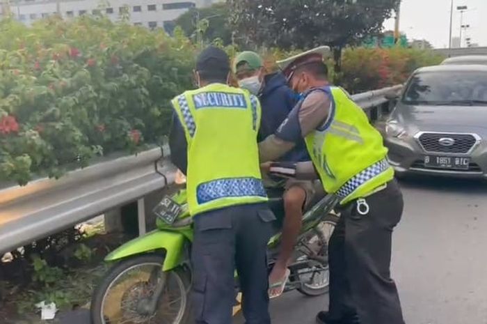 Pengendara motor tertangkap basah nekat masuk tol Cikupa oleh petugas polisi.