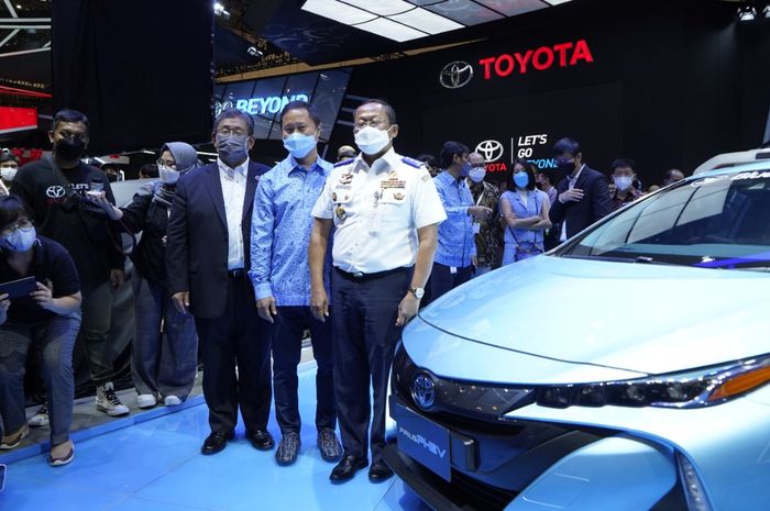 Peluncuran Toyota Prius PHWV sebagai armada terbaru taksi Bluebird