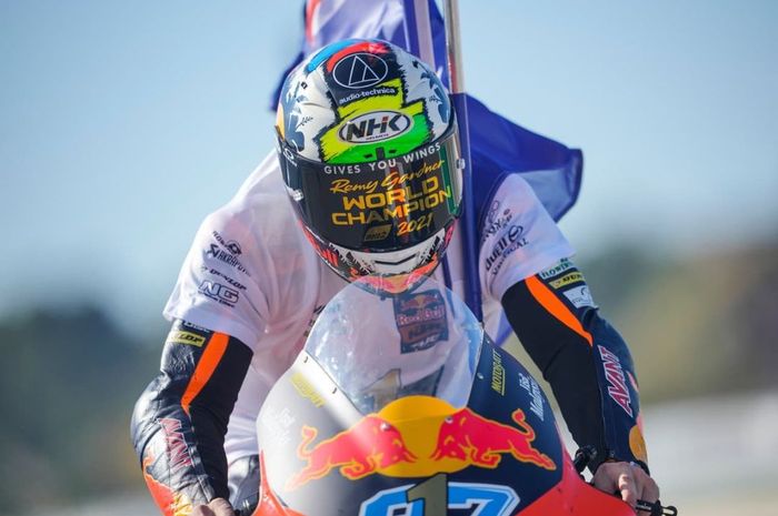 Pembalap Red Bull KTM Ajo, Remy Gardner yang gunakan helm hasil produksi di Indonesia.