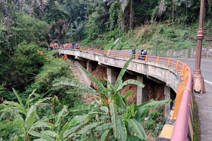 Jalan Cadas Pangeran, Sumedang, sedang disisir polisi dan tim SAR untuk mencari Yana yang Hilang sejak Selasa 16 November 2021