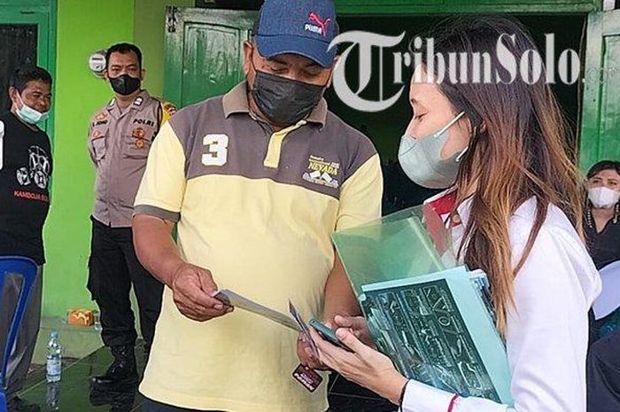 Sales mobil tengah menawarkan produknya ke warga Klaten yang mendapat ganti rugi tol Solo-Jogja