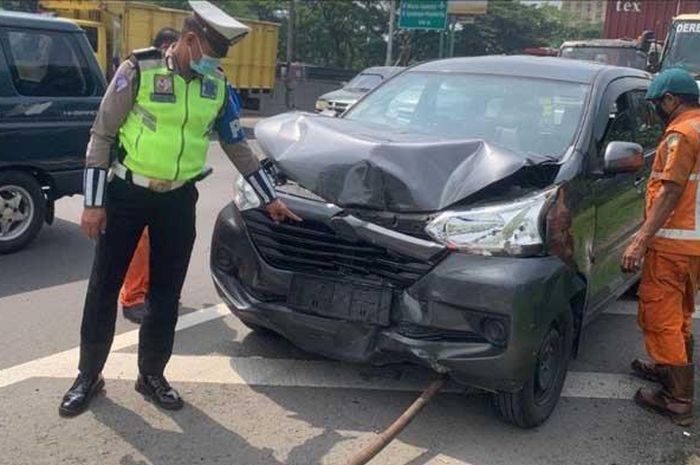 Daihatsu Xenia ringsek bersama Toyota Fortuner dan Honda Jazz usai ditumbuk truk dari belakang di tol Waru-Perak, Jawa Timur