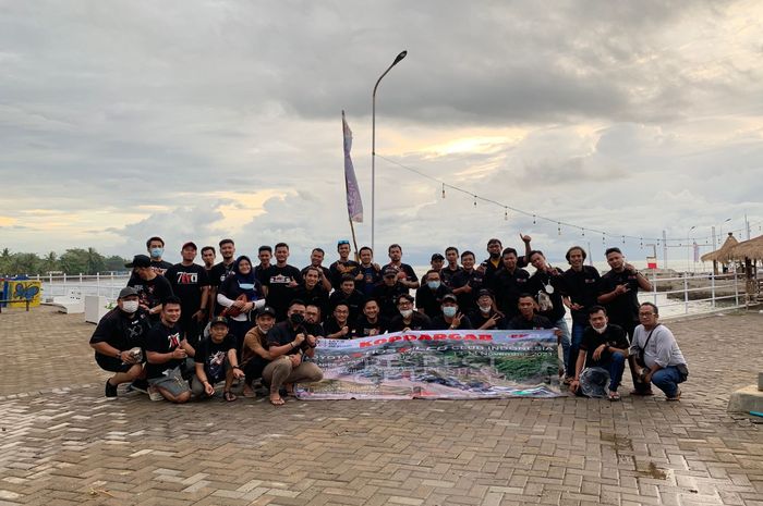 Toyota Etios Valco Club Indonesia saat menggelar Kopdargab di Pantai Carita, Anyer, Banten pada Sabtu (13/11/2021)