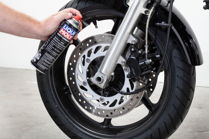 Ilustrasi cara pakai brake cleaner di rem cakram motor