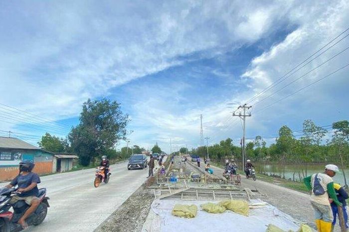 Proses perbaikan jalur Pantura di wilayah Suradadi, kabupaten Tegal, (16/11/21)