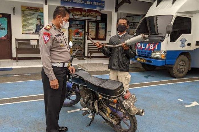 Penindakan pengendara yang menggunakan kendaraan berknalpot brong di Kabupaten Kebumen, Jawa Tengah.