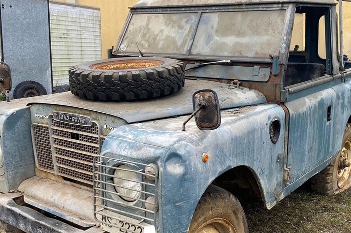 Kondisi Land Rover 88 Series III yang ditemukan mangkrak di Italia.