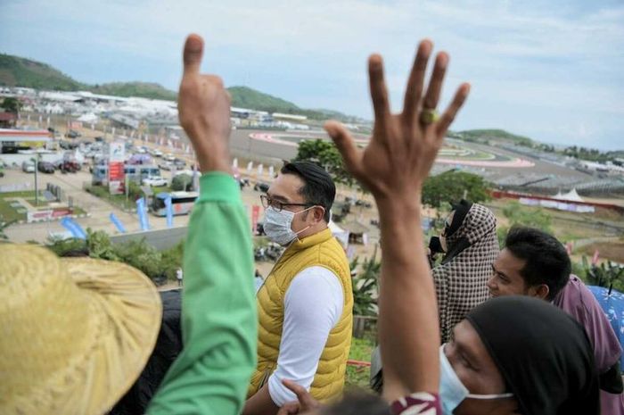 Gubernur Jawa Barat Ridwan Kamil menyaksikan sesi latihan World Superbike 2021 di Pertamina Mandalika Street Circuit, Lombok, Jumat (19/11/2021).