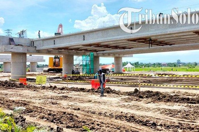 Proses pemasangan girder untuk jalan layang yang menghubungkan tol Yogyakarta-Solo.