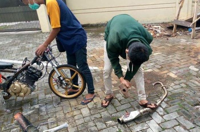 Pemilik motor hancurkan knalpot brongnya di Polres Karanganyar