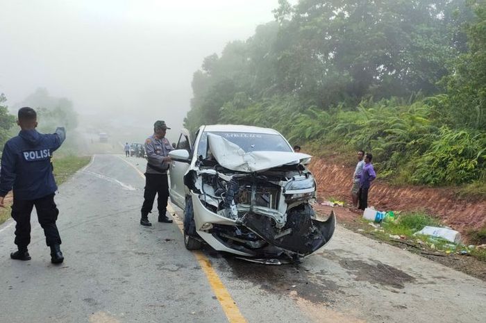 Avanza yang ditabrak Kawasaki KLX di jalan Trans Kaltara di gunung Selingkuh Kecamatan Sekatak Kabupaten Bulungan Kaltara. 2 orang meninggal akibat insiden ini