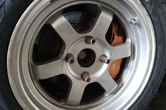 Ilustrasi mobil pakai big brake kit