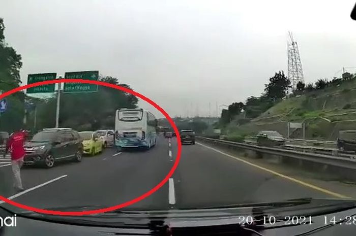 Rombongan pengendara yang maksa putar balik di jalan tol Tembalang-Banyumanik pada 20 Oktober 2021 lalu.