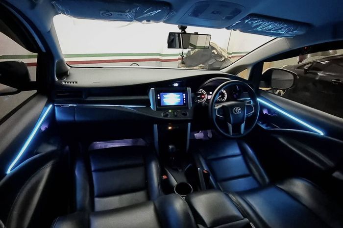 Ambient light dengan 64 warna di kabin Toyota Innova