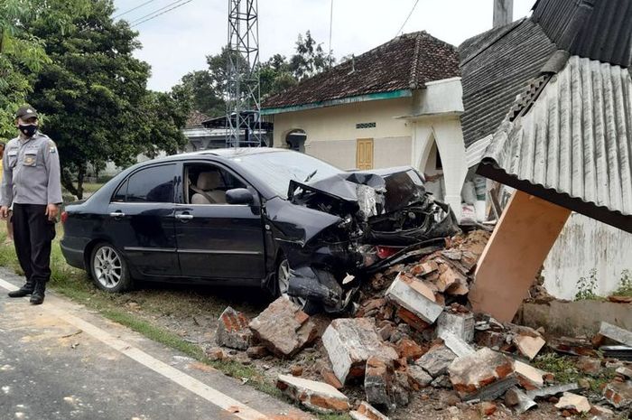 Toyota Altis sundul tugu pembatas desa