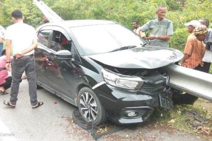 Honda Brio tertusuk besi pembatas jalan tembus dari depan sampai belakang di Aceh Besar