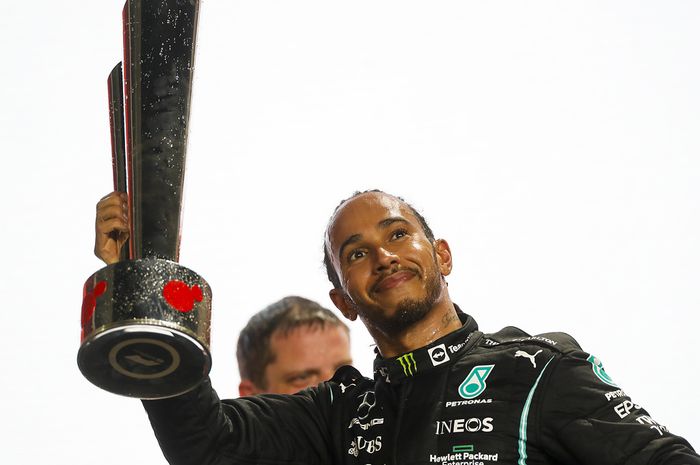 Lewis Hamilton meraih dua kemenangan beruntun dan membuatnya makin dekat dengan Max Verstappen dalam klasemen sementara. 