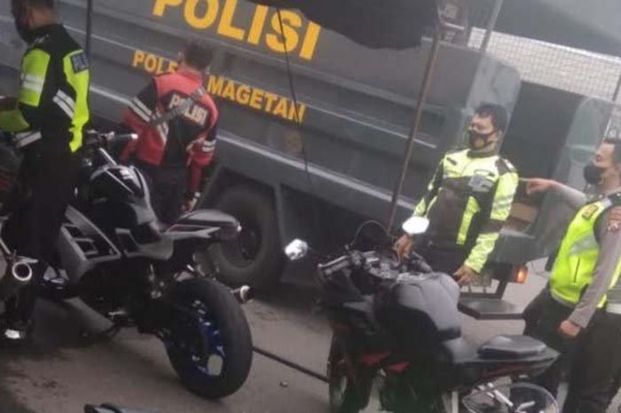 Dari Yamaha R15 hingga Kawasaki Ninja 250 FI diseret petugas ke Kantor Polres Magetan saat lakukan razia pada Minggu (21/11/2021).