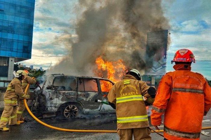 Proses pemadaman Toyota Land Cruiser Cygnus 4.7 CBU AT yang terbakar di ruas tol Wiyoto Wiyono, Jatinegara, Jaktim