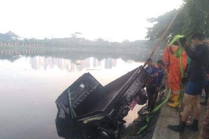 Daihatsu GHran Max masuk ke waduk renggut nyawa remaja usia 18 tahun