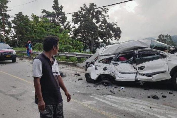 Sedikitnya tiga kendaran mengalami Kecelakaan Lalulintas di jalur Kebun Kopi Km 12, Kabupaten Parigi Moutong, Sulawesi Tengah, Senin (22/11/2021). (handover)