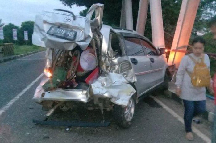 Bodi belakang Toyota Avanza hancur ditabrak truk dari belakang di atas jembatan Betokan, desa Jumbleng, Losarang, Indramayu, Jabar