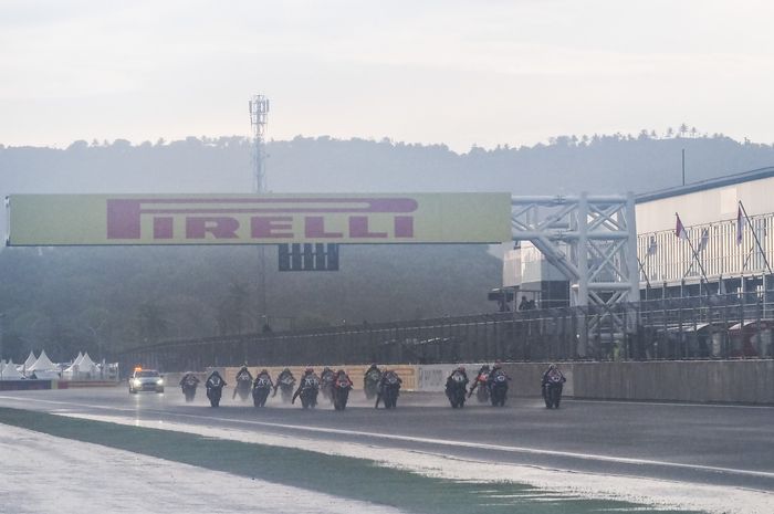 Jadi motivasi jelang MotoGP 2022, sirkuit Mandalika dibanjiri pujian para pembalap WorldSBK setelah diguyur hujan.