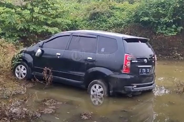 Posisi Toyota Avanza terjerembap di kubangan jalan raya Kertajati-Kadipaten, Majalengka, Jabar