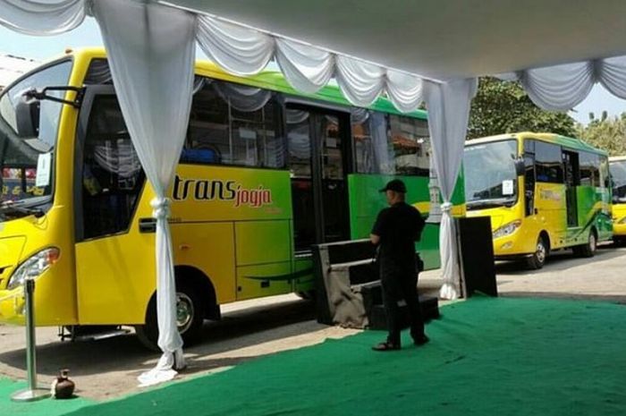 Armada bus Trans Jogja yang menggunakan bus Hino FB130.