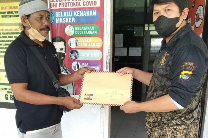Damai Santoso (kiri) saat melapor tuduhan fitnah kedirinya ke Polres lombok tengah