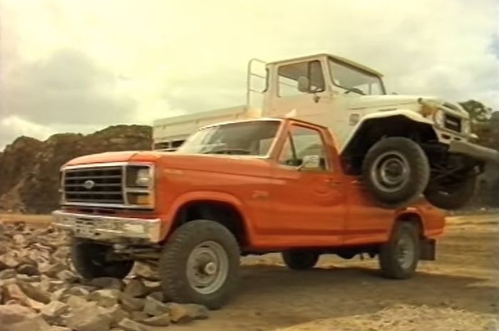 Cuplikan iklan Ford F-350 pada 1980 yang angkut Toyota Land Cruiser FJ45.