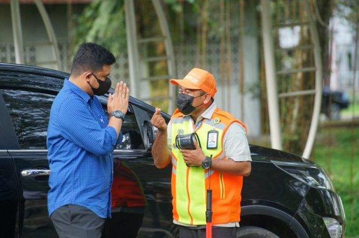 Tukang parkir di kota Medan diseragami dan bawa mesin EDC