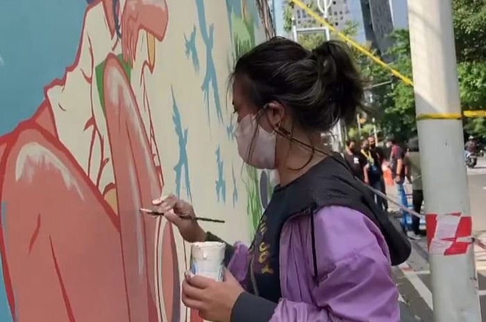 Salah satu seniman sedang membuat mural dalam acara Repaint Indonesia