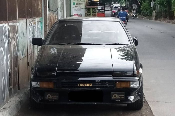 Toyota AE86 alias Hachiroku yang lagi terparkir di pinggir jalan Kota Bekasi.