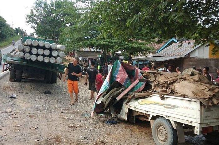 Kondisi kabin Daihatsu Gran Max Pikap gepeng usai digilas truk tronton gagal nanjak di Jalan Lintas Timur Palembang-Jambi