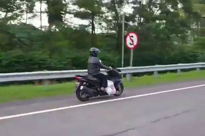 Cuplikan video pengendara Honda PCX 160 nekat terobos jalan tol lewat GT Baros.