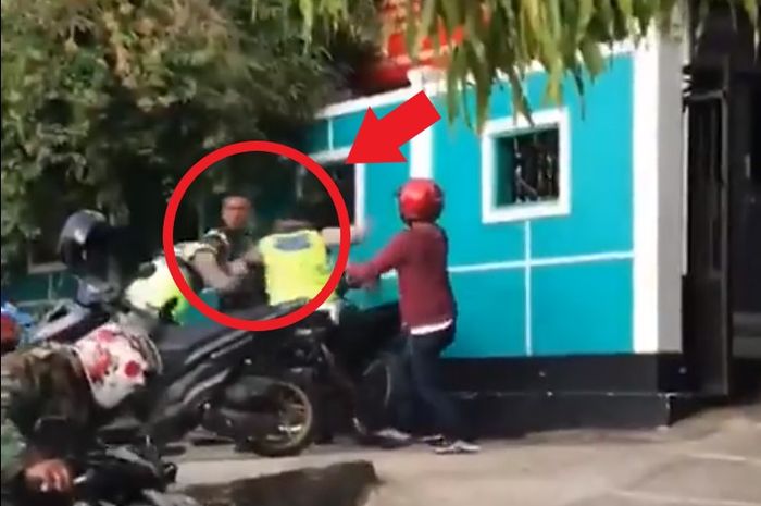 Anggota TNI baku hantam dengan polisi gara-gara tak terima saudaranya ditilang.